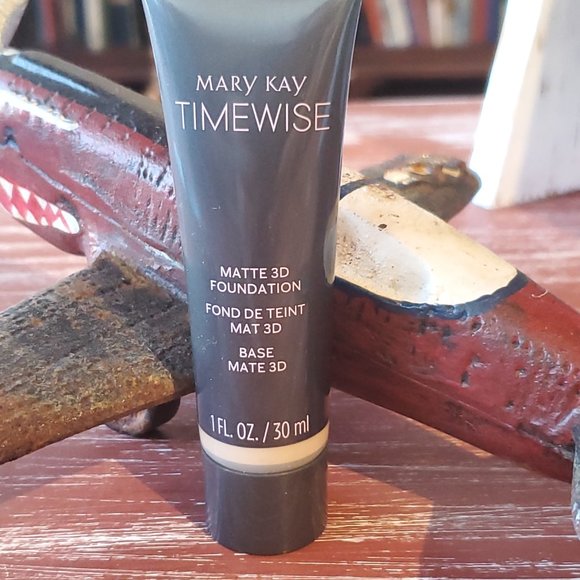 Beige W 100 (Warm) Matte 3D Foundation - Combo to Oily - Mary Kay - Picture 2 of 4